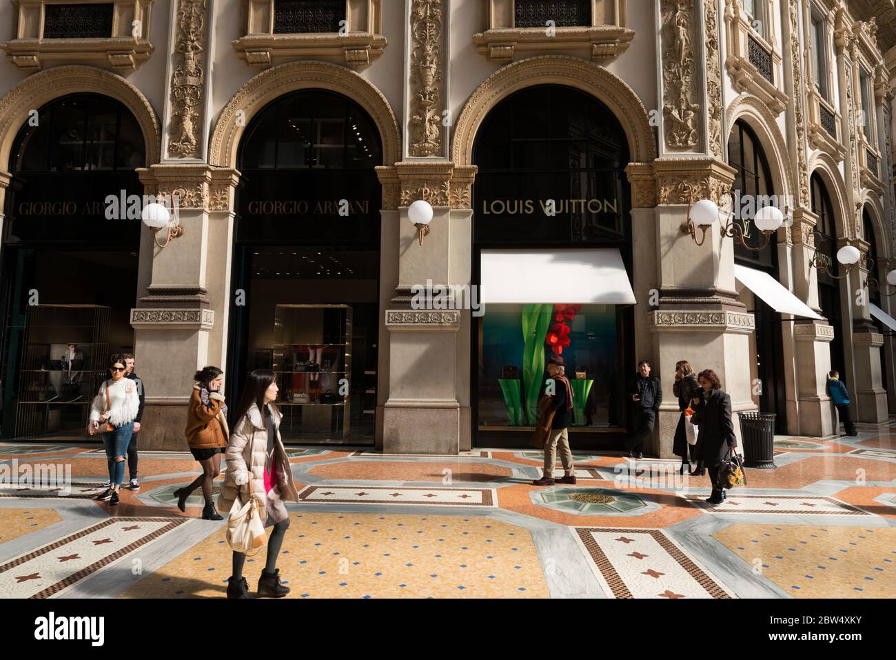 MILANO, ITALIA - 16 MARZO 2018: Immagine orizzontale della gente alla Galleria Vittorio Emanuele II, un antico centro commerciale di Milano Foto Stock