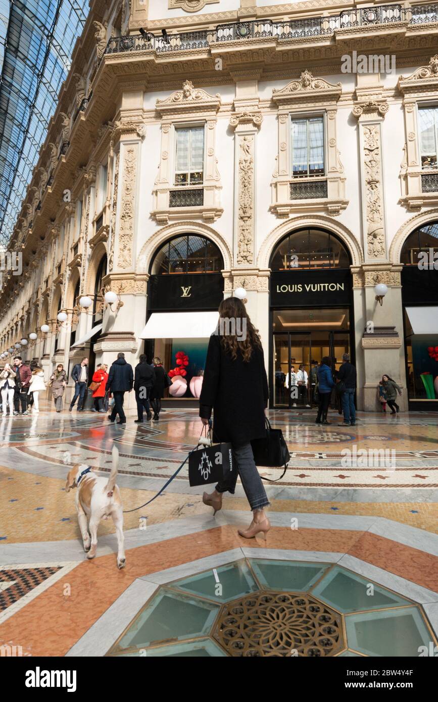 MILANO, ITALIA - 16 MARZO 2018: Immagine verticale della donna e del suo cane al centro commerciale di lusso Galleria Vittorio Emanuele II, situato a Milano Foto Stock