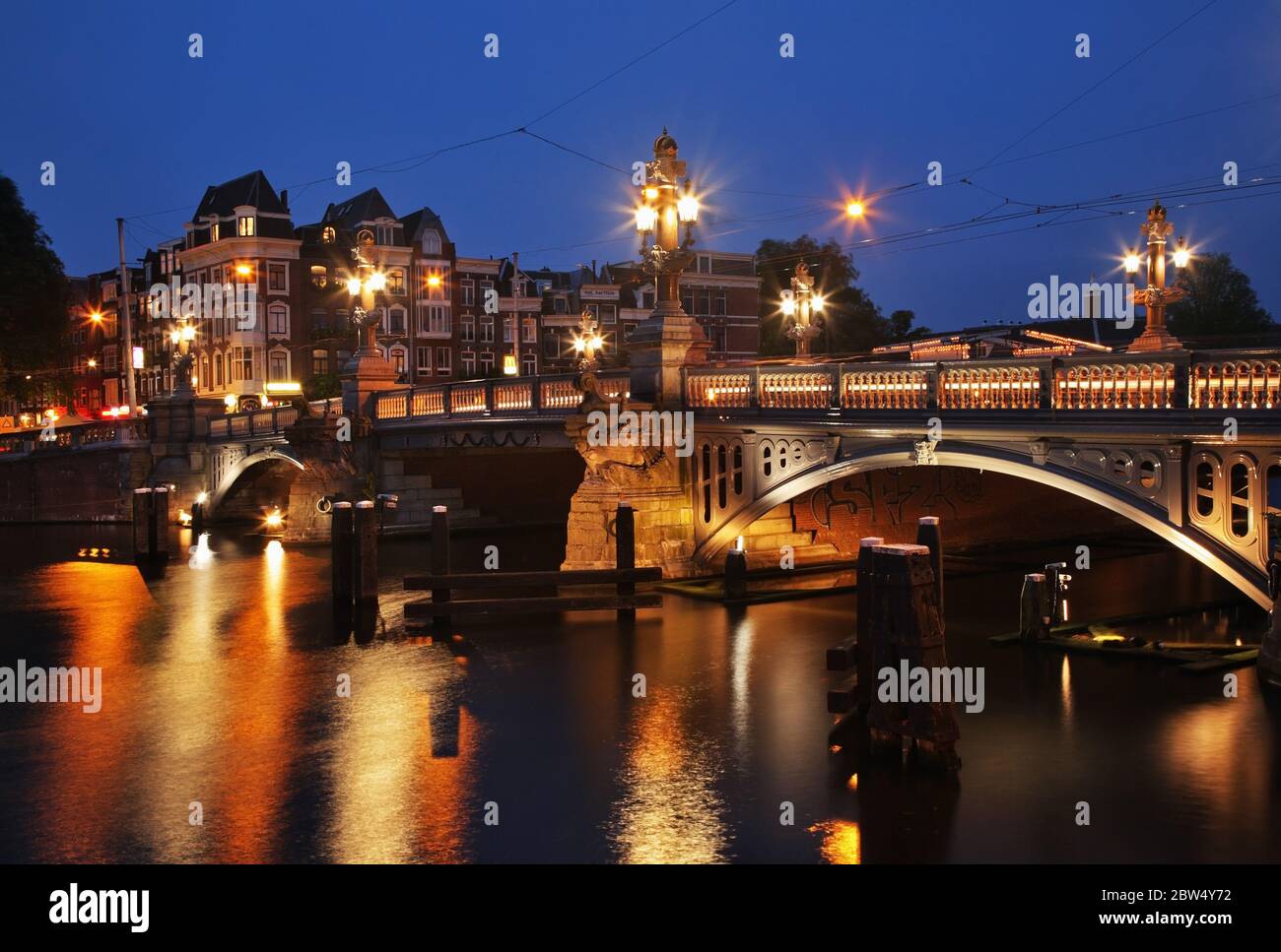 Blauwbrug - Ponte Blu - sul fiume Amstel ad Amsterdam. Paesi Bassi Foto Stock
