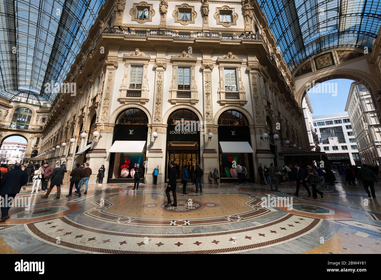 MILANO, ITALIA - 16 MARZO 2018: Immagine orizzontale di un centro commerciale di lusso Galleria Vittorio Emanuele II, situato a Milano Foto Stock