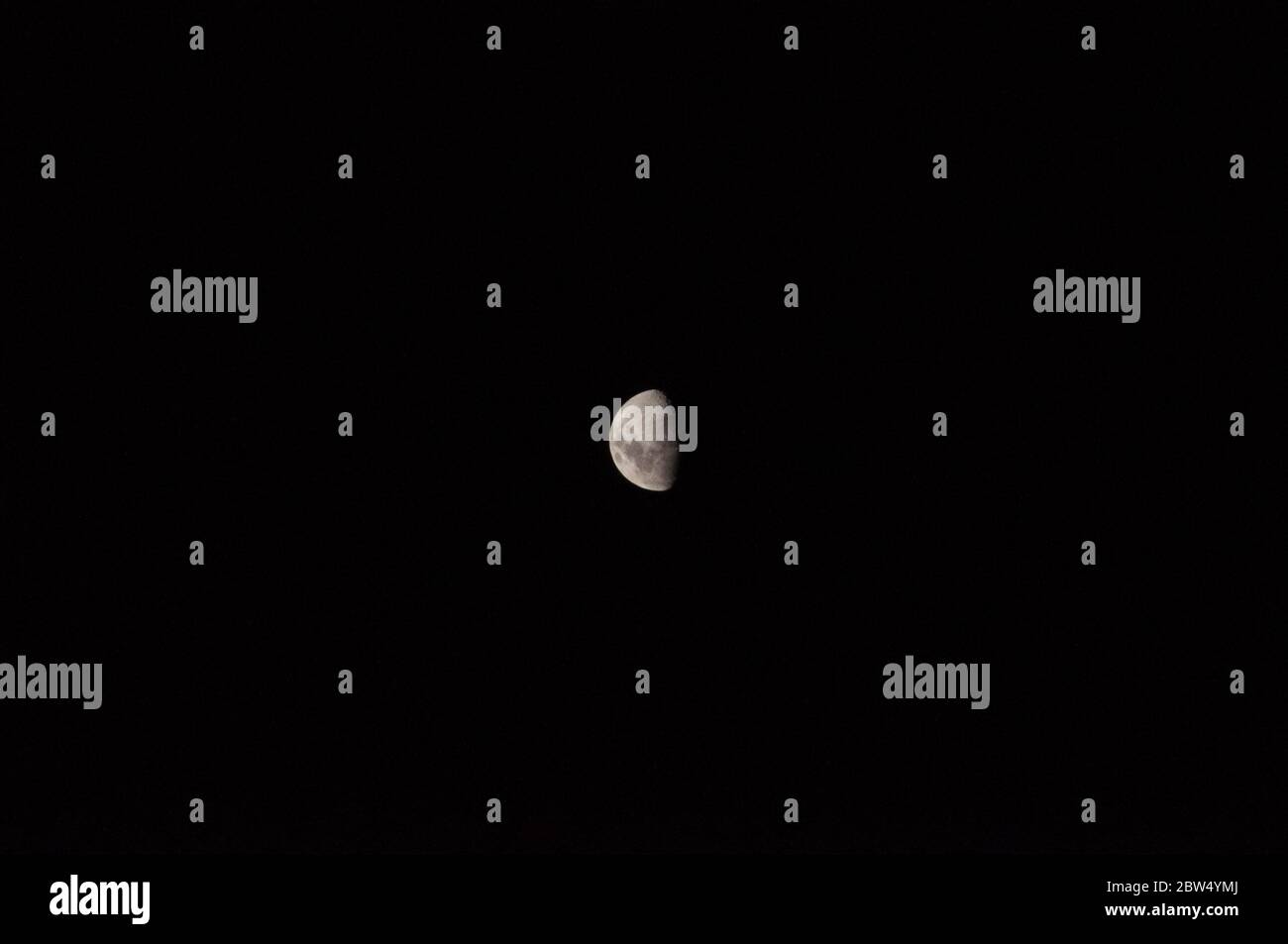 La metà luminosa della luna di notte Foto Stock