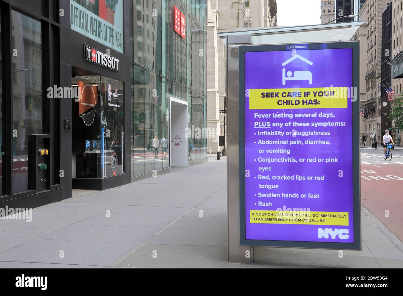 Fermata del bus segno che invita i genitori a guardare per i sintomi nei bambini di sindrome infiammatoria collegato alla covid 19 Manhattan NYC Foto Stock