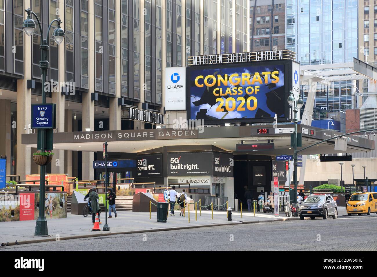 Cartello Madison Square Garden, ingresso Penn Station che si congratula con la classe di 2020 laureati, New York City USA Foto Stock