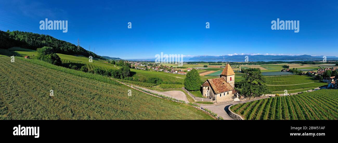 Panoramica della regione vinicola di la Côte al Lago di Ginevra con la chiesa di la Sentinelle, il Guardiano, a Luins, Vaud, Svizzera Foto Stock