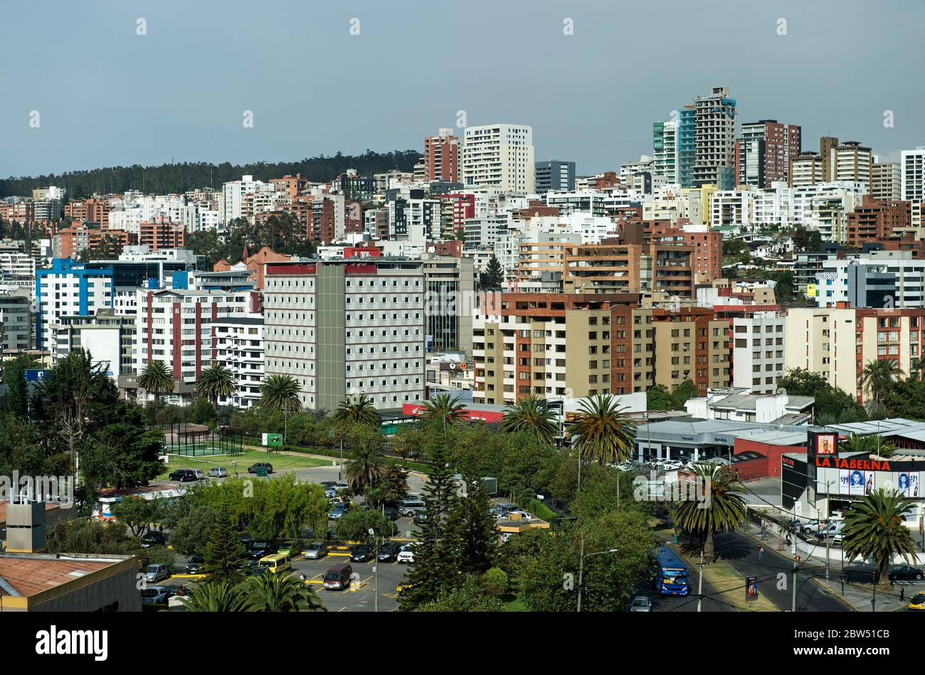 Quartiere moderno sulla collina orientale di Quito, Ecuador Foto Stock