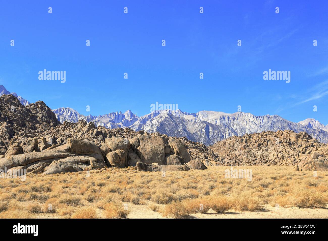 Alabama Hills con Sierra Nevada sullo sfondo a Lone Pine, California Foto Stock