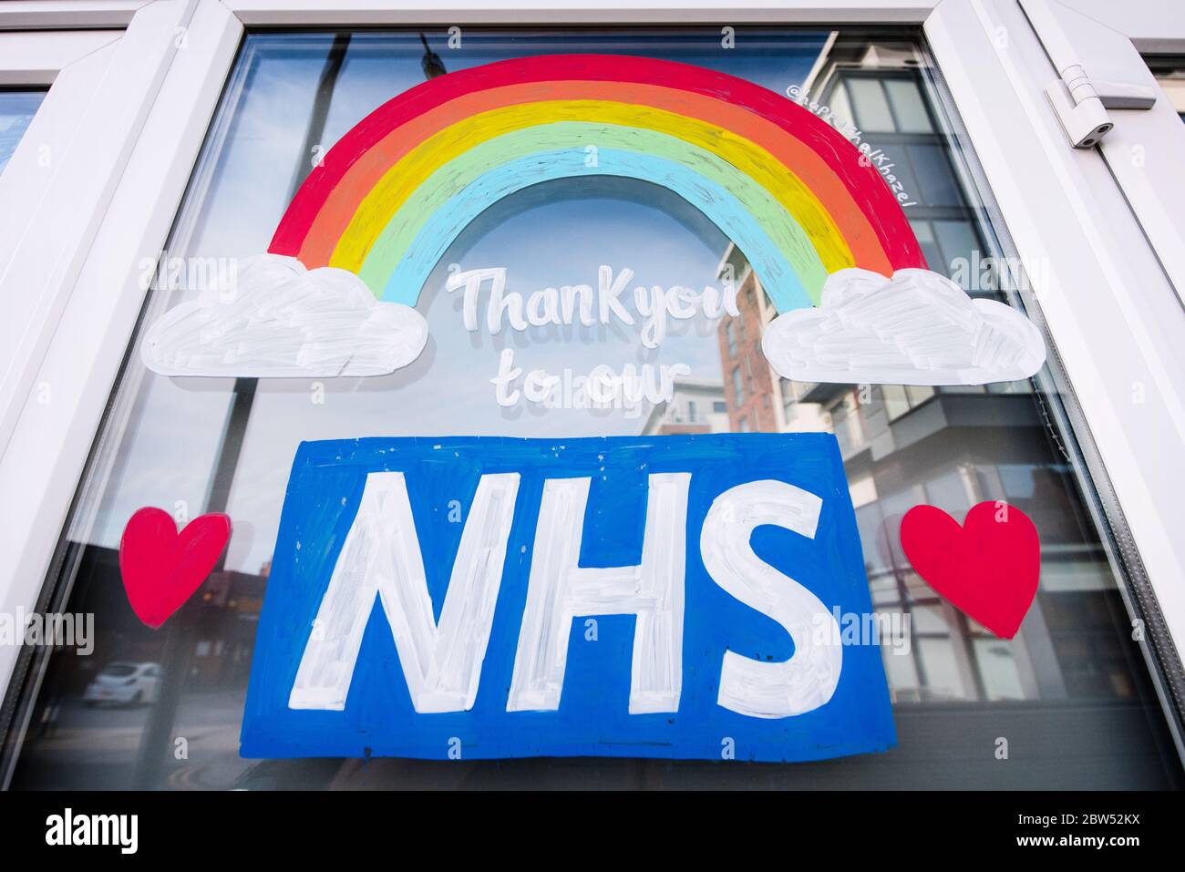 Le finestre sono state dipinte di recente, grazie NHS e un arcobaleno sono stati dipinti su un negozio di fronte a Manchester per ringraziare tutto il personale di prima linea NHS. Foto Stock