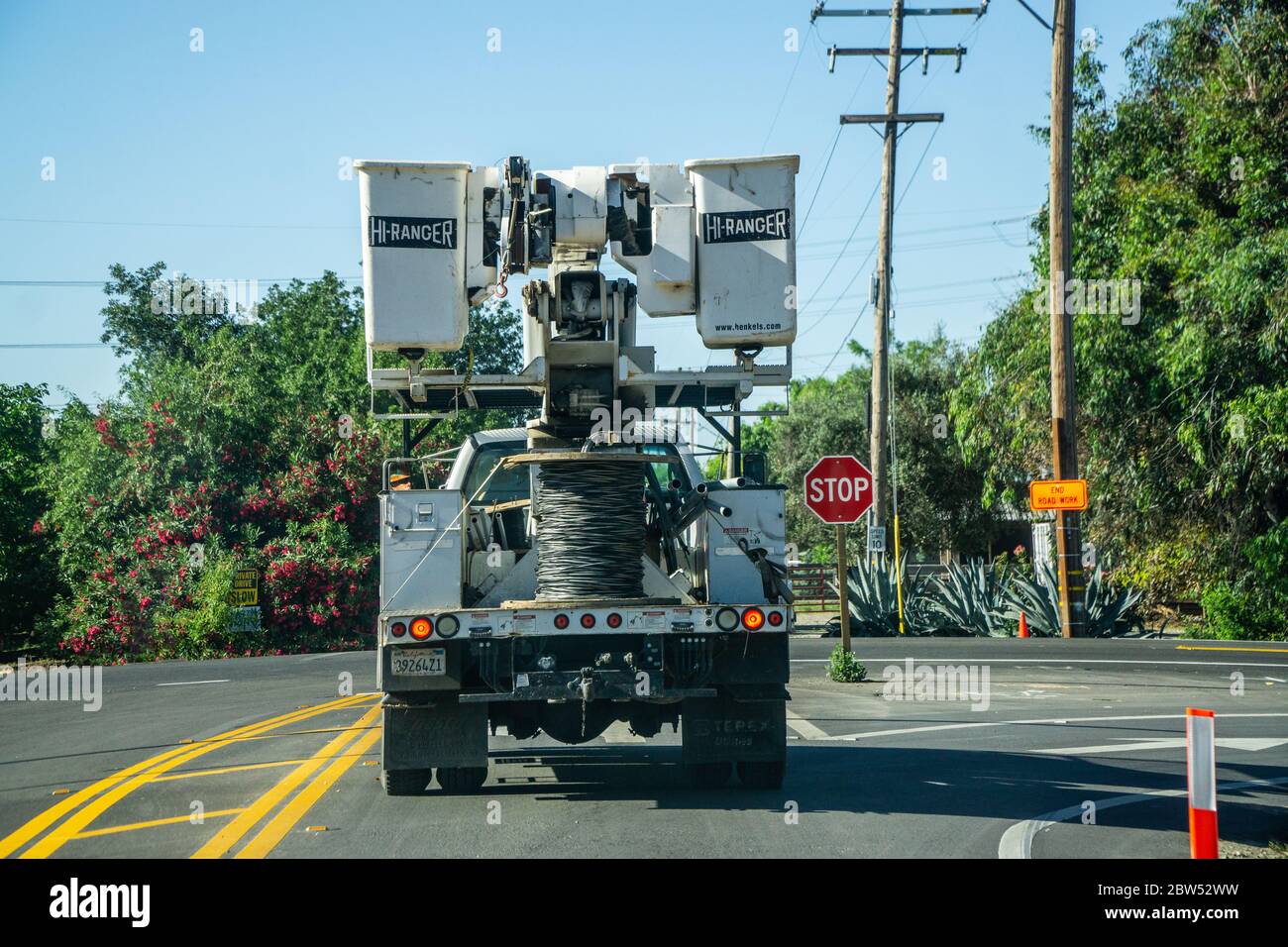 Un autocarro elevatore Henckels e McCoy con benne doppie e bobina di filo elettrico per servizio Foto Stock