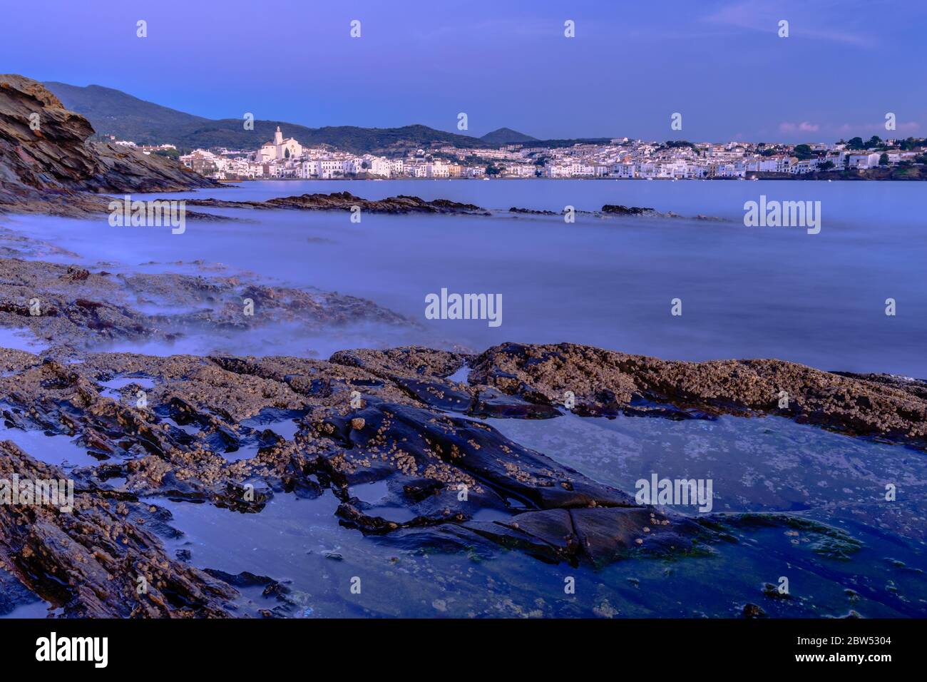 Bellissimo paesaggio all'alba, a Cadaques. (Catalonia, Spagna) Foto Stock