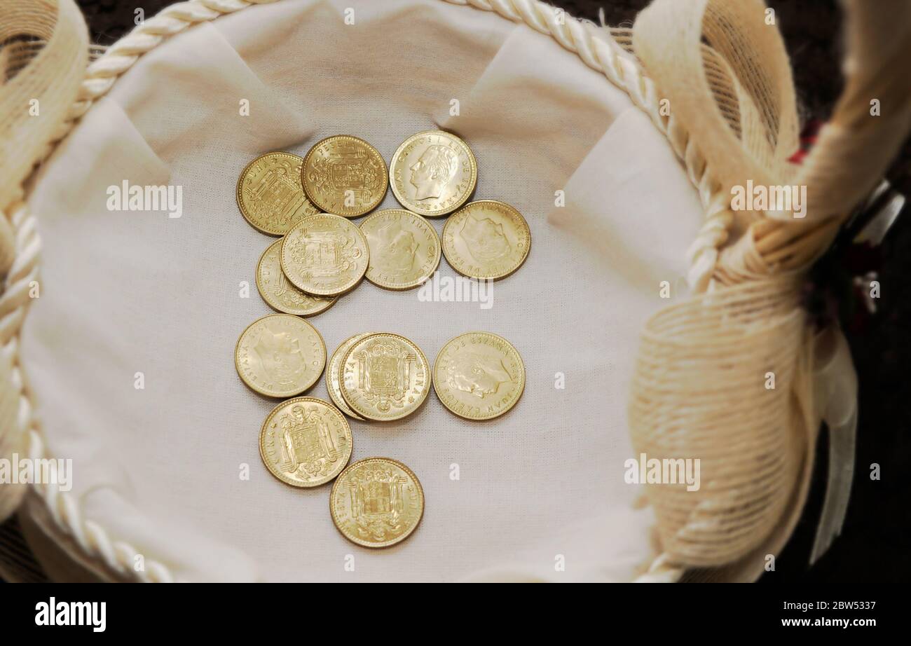 Pesetas, vecchie monete spagnole usate come arras per la celebrazione di un matrimonio. Foto Stock