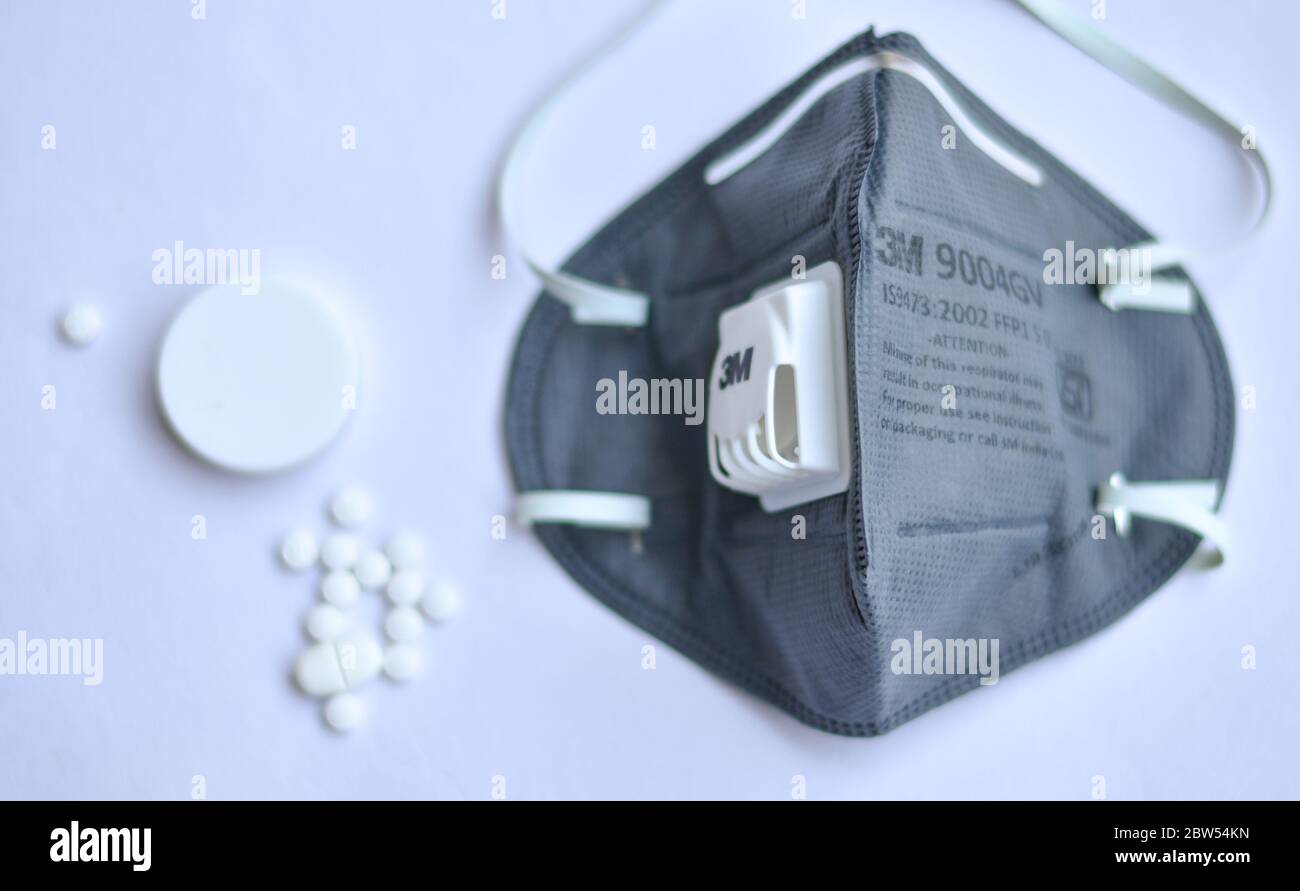 Nuova Delhi, India, 2020. Fuoco selettivo della maschera facciale 3M Grey N95 su sfondo bianco con compresse medicinali per la sicurezza contro il virus Corona (Covid-19 Foto Stock