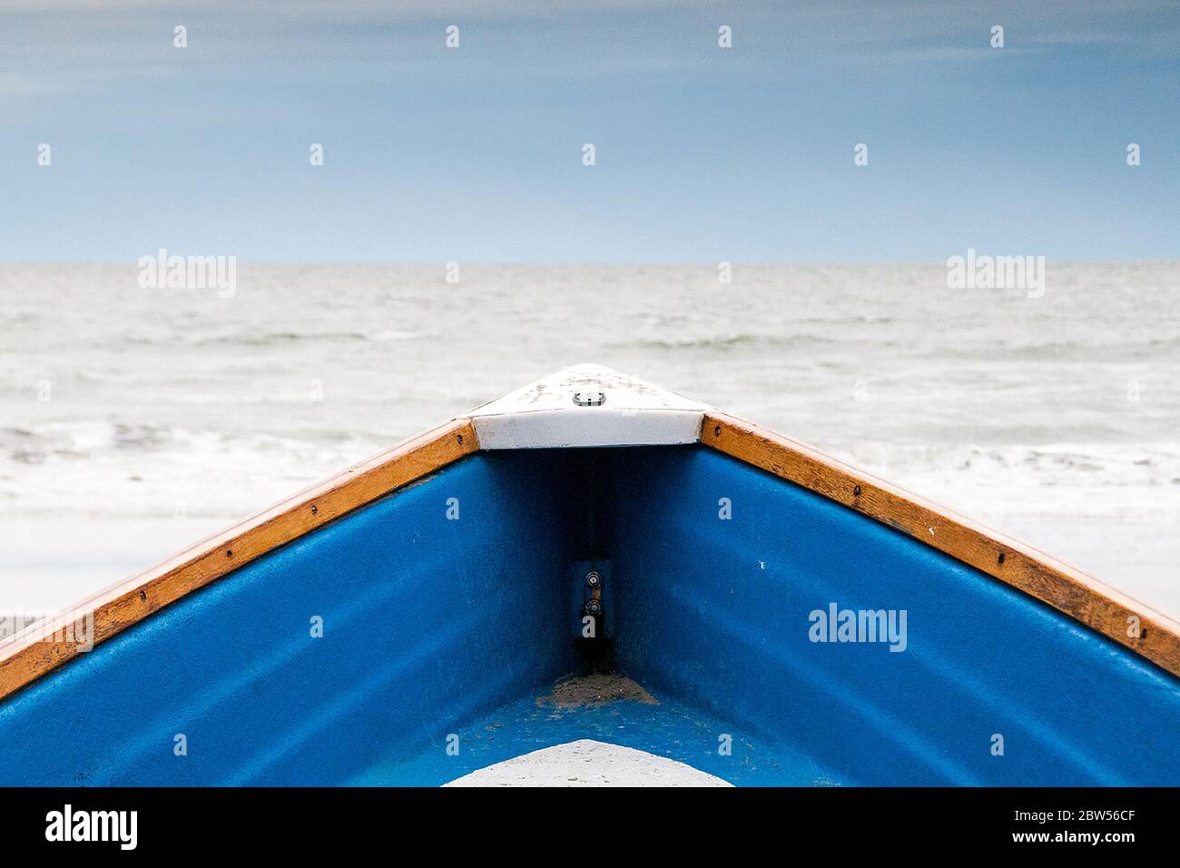 L'arco di una barca bagnino è indicato verso l'oceano Foto Stock