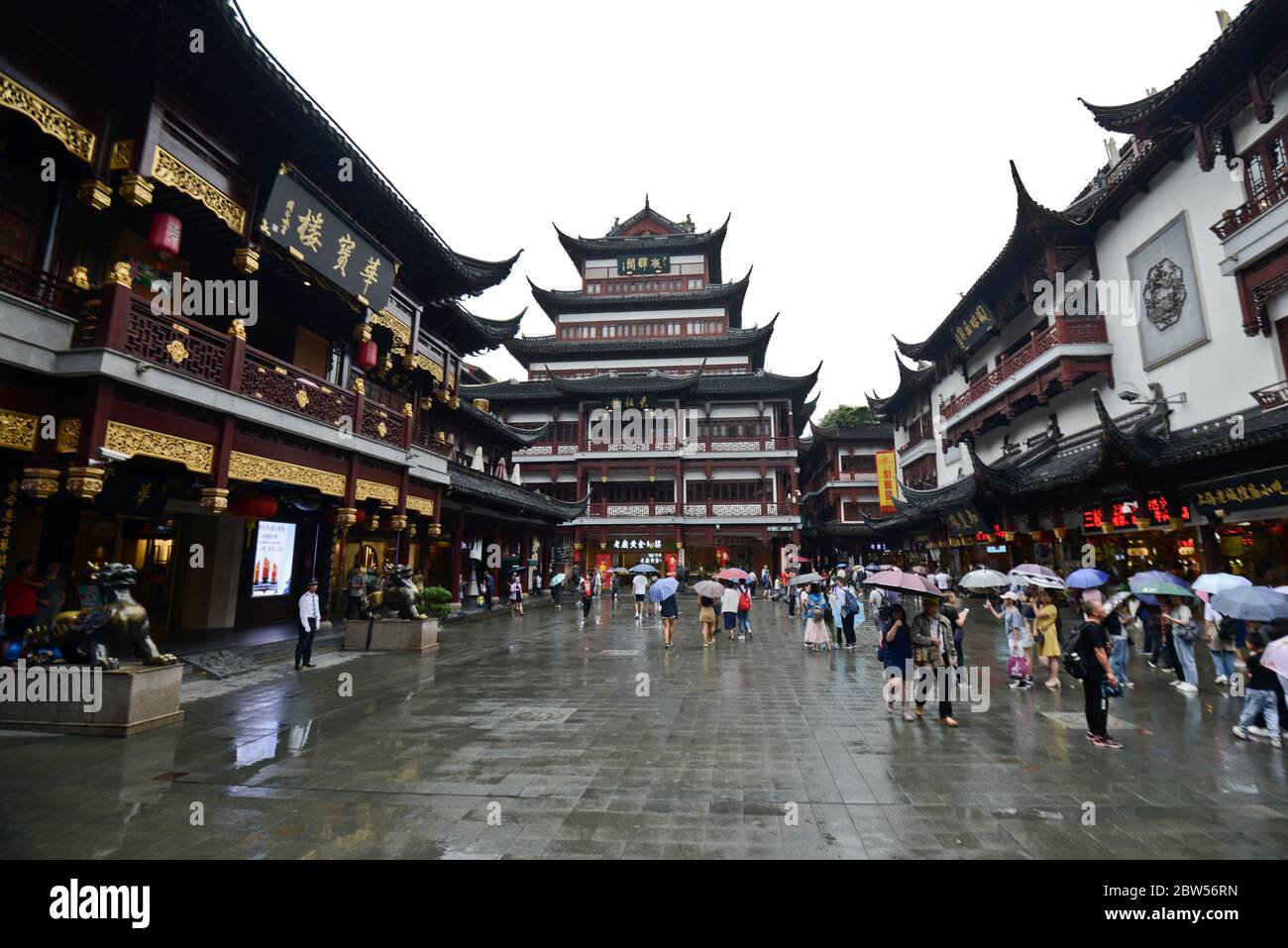 Tempio del Dio della città di Shanghai, zona circostante e nelle vicinanze, un grande quartiere commerciale. Cina Foto Stock
