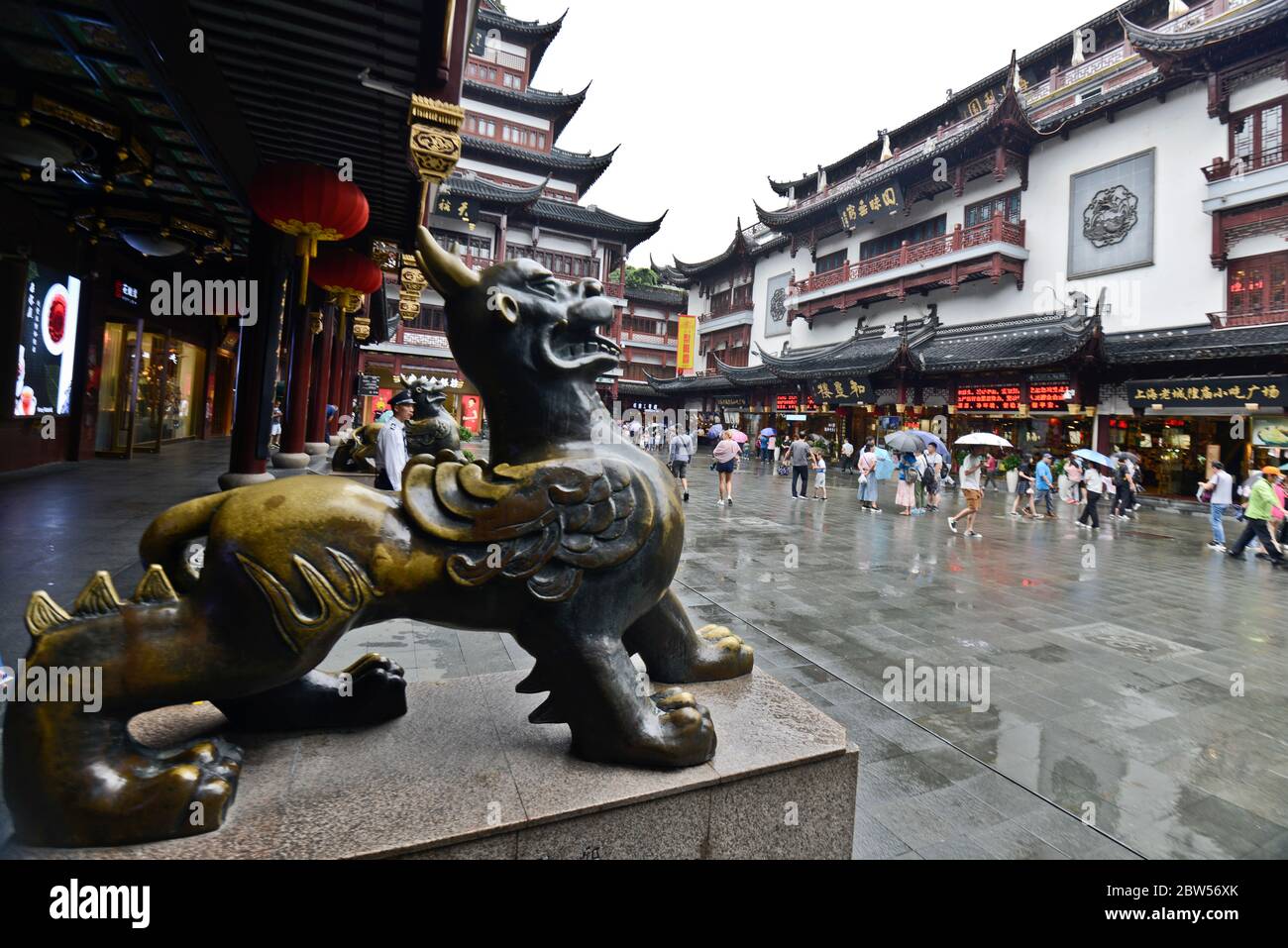 Tempio del Dio della città di Shanghai, zona circostante e nelle vicinanze, un grande quartiere commerciale. Cina Foto Stock