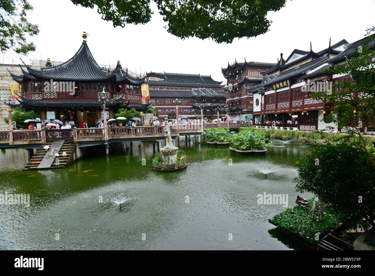 Tempio del Dio della città di Shanghai: Padiglioni e teahouses nella zona di Chenghuang Miao. Cina Foto Stock