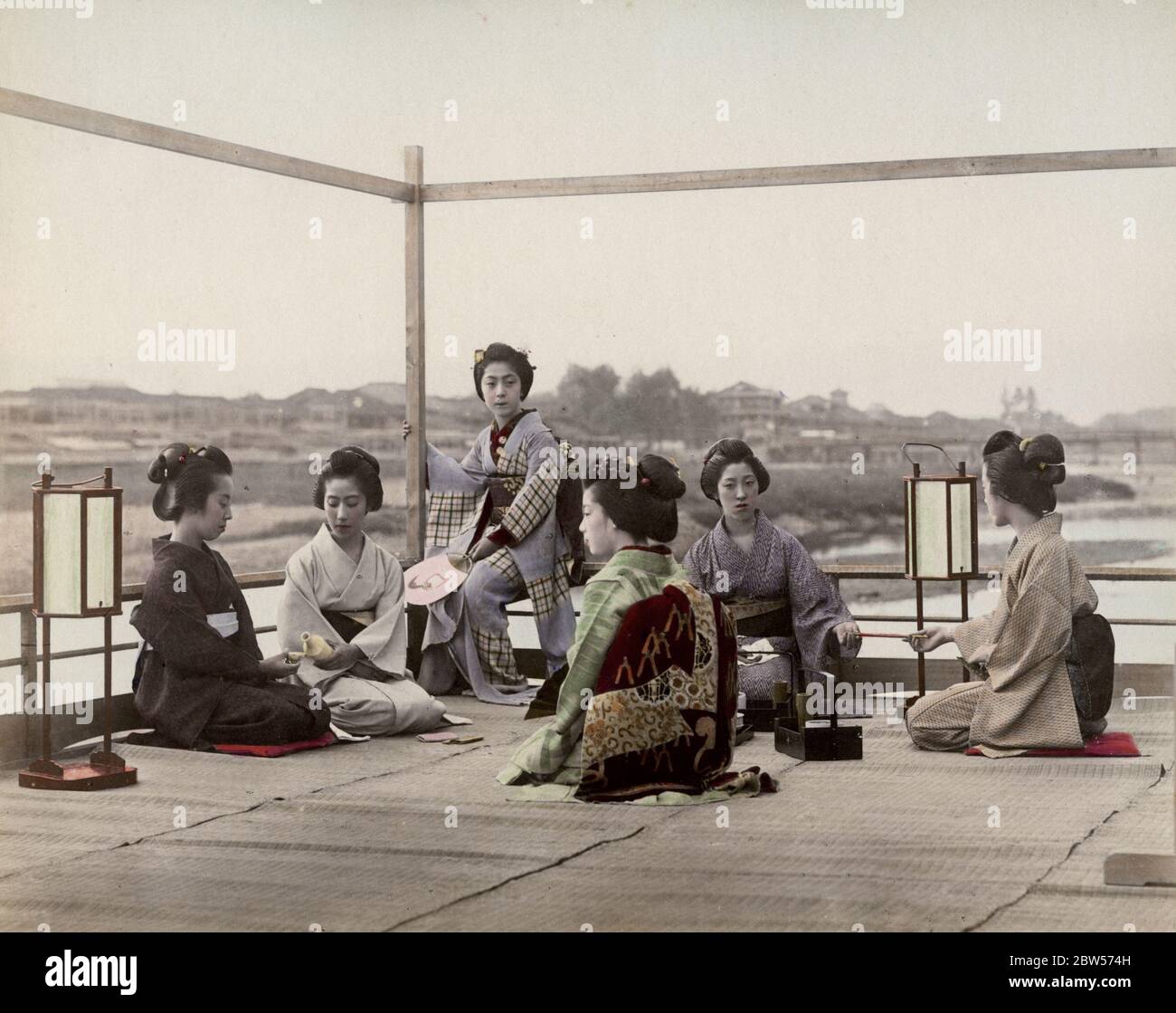 Fotografia del XIX secolo d'epoca - gruppo di geishe giapponesi su un balcone della casa da tè, Kyoto Foto Stock