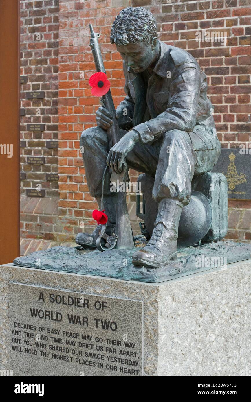 Una statua fuori dal museo del D-day a Portsmouth, Hampshire, Inghilterra, Regno Unito. Un commovente tributo a coloro che hanno combattuto e a coloro che hanno dato la vita nella seconda guerra mondiale Foto Stock