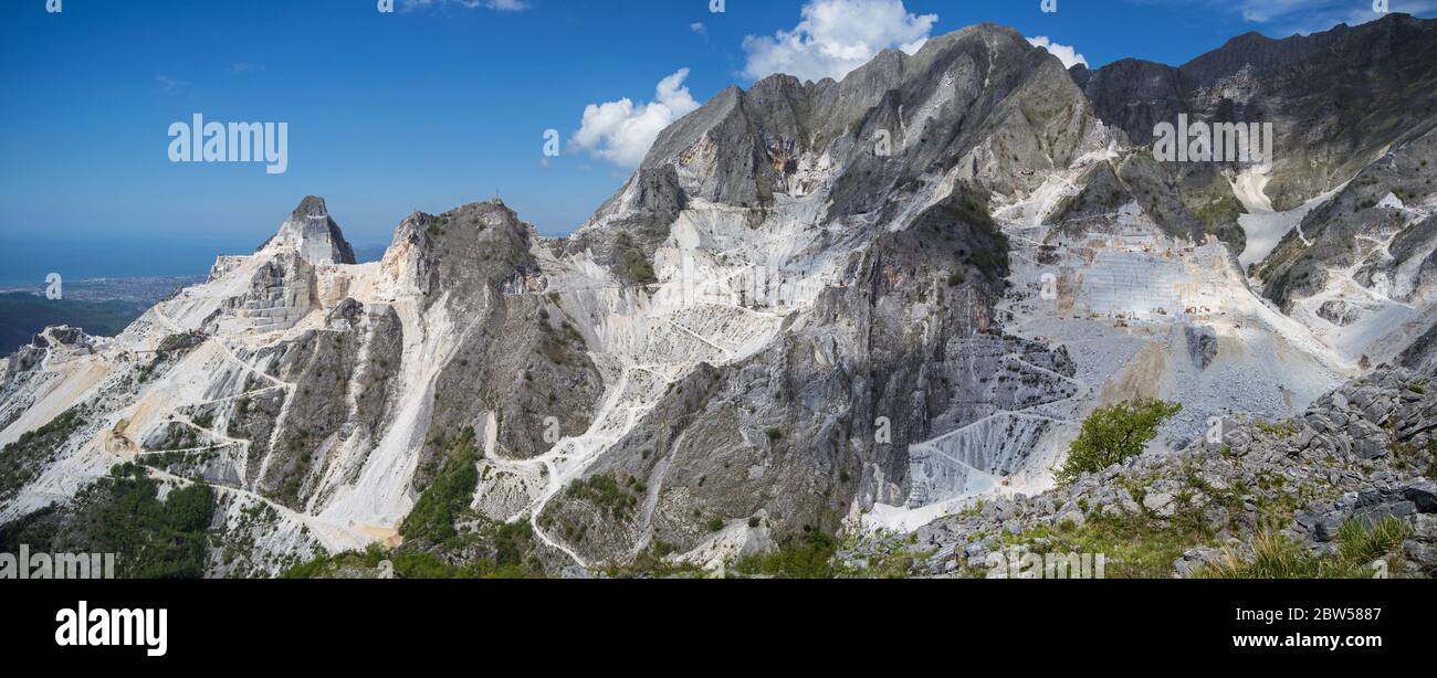 Paesaggio panoramico delle cave di marmo bianco di Carrara nelle Alpi Apuane. Colonnata, frazione massa Carrara. Toscana, Italia Foto Stock