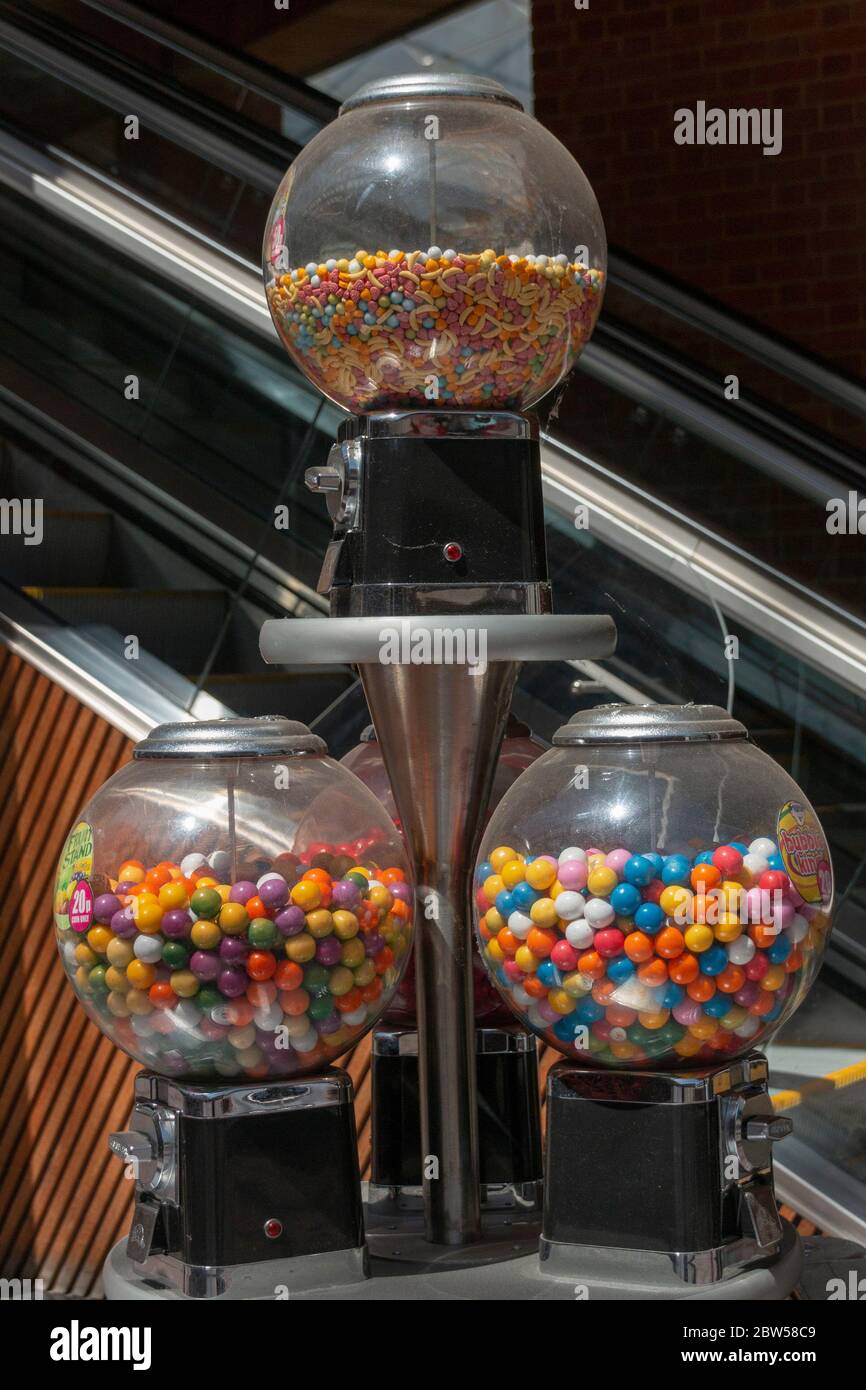 Bristol-May-2020-England- una vista ravvicinata di una caramella e di un supporto giocattolo che è auto-sostenuto. Solo monete Foto Stock