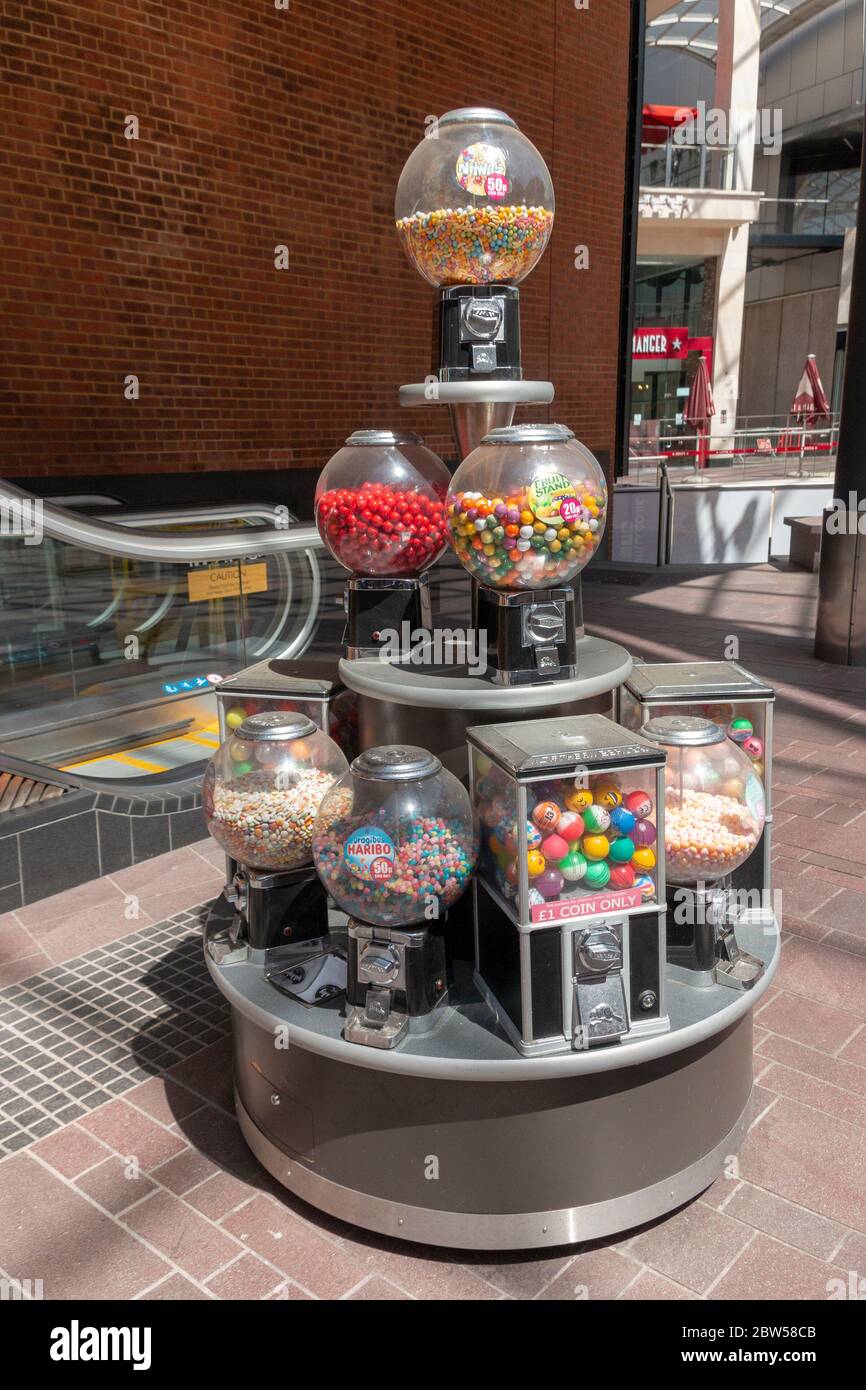 Bristol-May-2020-England- una vista ravvicinata di una caramella e di un supporto giocattolo che è auto-sostenuto. Solo monete Foto Stock