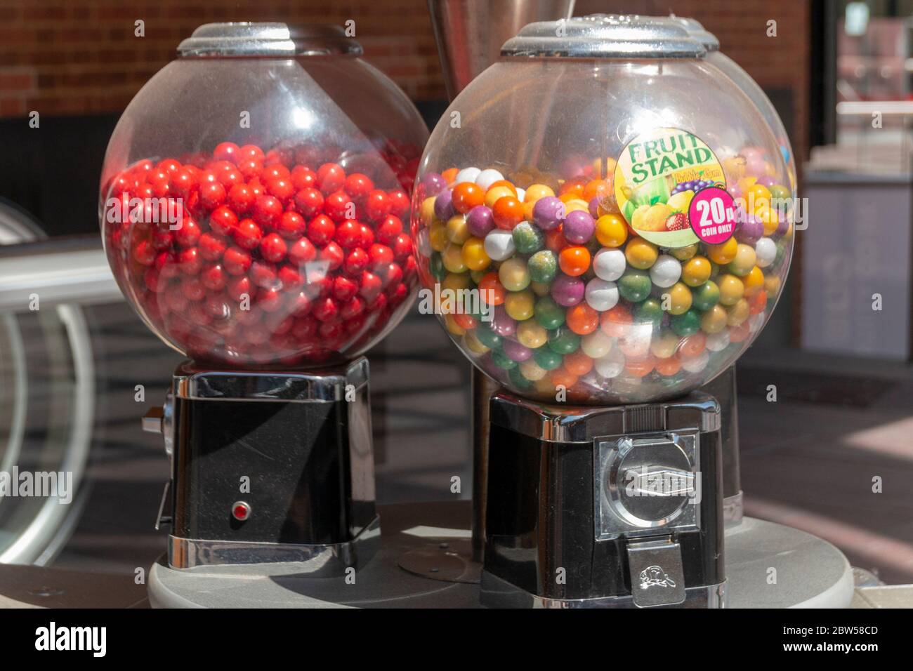 Bristol-May-2020-England- una vista ravvicinata di una caramella e di un supporto giocattolo che è auto-sostenuto. Solo monete Foto Stock