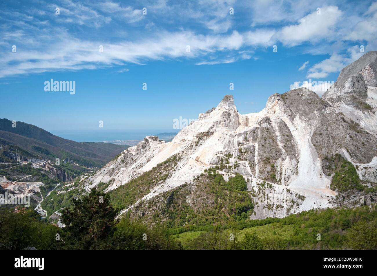 Paesaggio panoramico delle cave di marmo bianco di Carrara nelle Alpi Apuane. Colonnata, frazione massa Carrara. Toscana, Italia Foto Stock