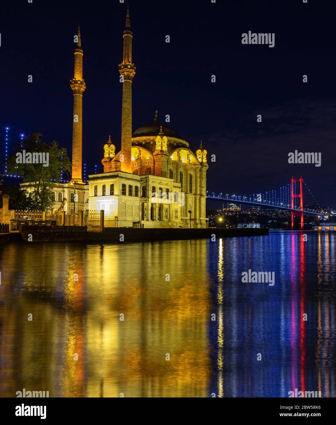 Ortakoy Istanbul paesaggio panoramico bellissimo tramonto Moschea Ortakoy e Ponte sul Bosforo, Istanbul Turchia. Migliore destinazione turistica di Istanbul. RO Foto Stock