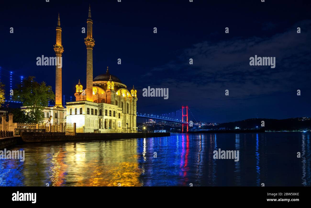 Ortakoy Istanbul paesaggio panoramico bellissimo tramonto Moschea Ortakoy e Ponte sul Bosforo, Istanbul Turchia. Migliore destinazione turistica di Istanbul. RO Foto Stock