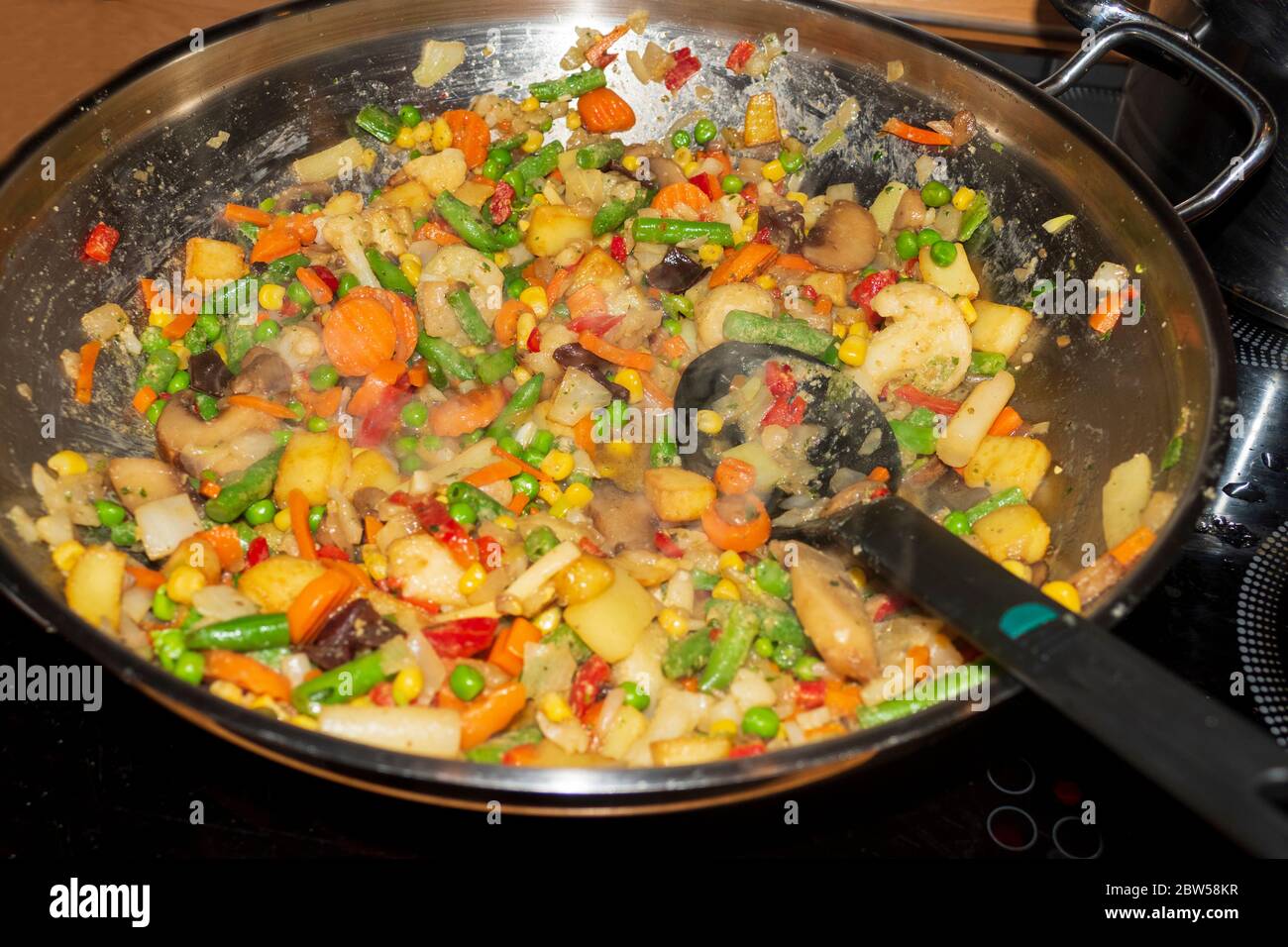 Gemüse in einem Wok angedünstet, Deckel öffnen läßt es dampfen Foto Stock