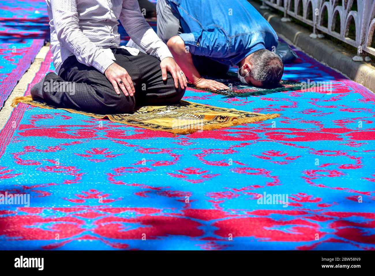 Pregare con maschere mediche fuori della Moschea Blu. Il primo venerdì pregate, namaz dopo la chiusura a Istanbul. I musulmani pregano insieme per la guarigione Foto Stock