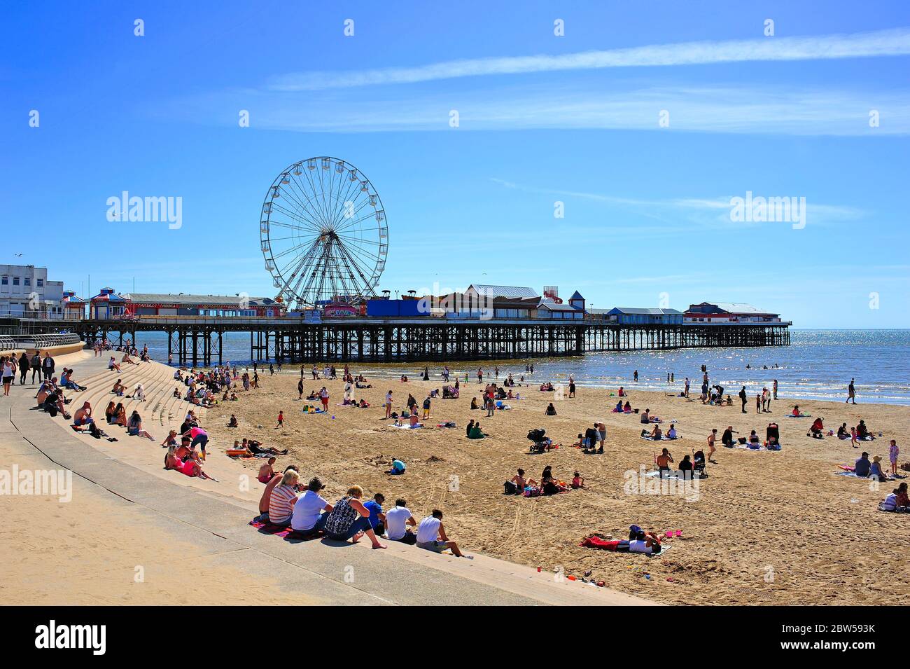 La gente si è accalcata alla spiaggia di Blackpool dopo le restrizioni di blocco sono state attenuate ed è stato annunciato che questa primavera era la più soleggiata da quando i record sono cominciati in 1929 e maggio 2020 era la più secca per 129 anni Foto Stock