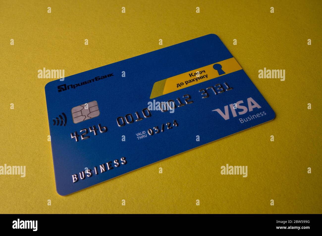 Carta di credito Visa della banca Ucraina Privatbank. Odessa. Ucraina.  2020.04.28 Foto stock - Alamy