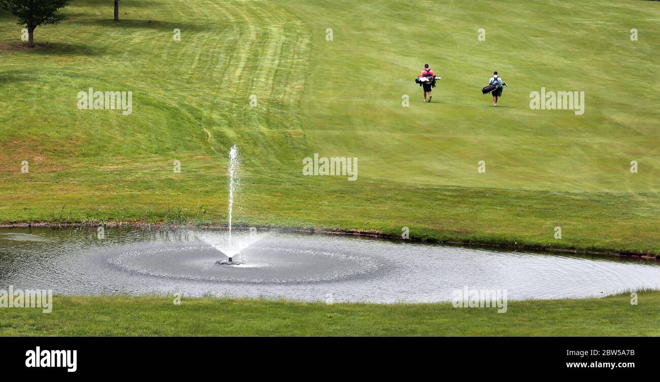 West Hartford, CT, Stati Uniti. 29 maggio 2020. A causa di Covid-19, i golfers mantengono la distanza sociale al golf club di Rockledge in Hartford occidentale, Connecticut. I campi da golf dello stato sono aperti con limitazioni, tra cui l'allontanamento sociale di circa 6 metri. Credit: Stan Godlewski/ZUMA Wire/Alamy Live News Foto Stock