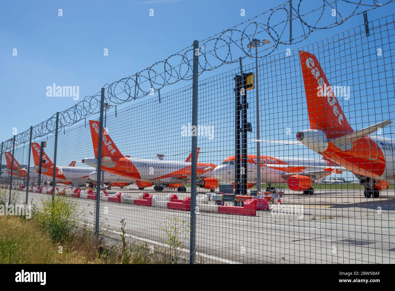 Aerei a reazione easyJet in negozio presso l'aeroporto di Londra Southend, Essex, Regno Unito, a causa del blocco pandemico COVID-19 Coronavirus. Getti in magazzino. Recintato Foto Stock