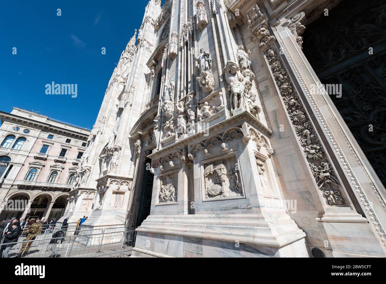 MILANO, ITALIA - 16 MARZO 2018: Immagine grandangolare del Duomo di Milano, un punto di riferimento di Milano. Foto Stock