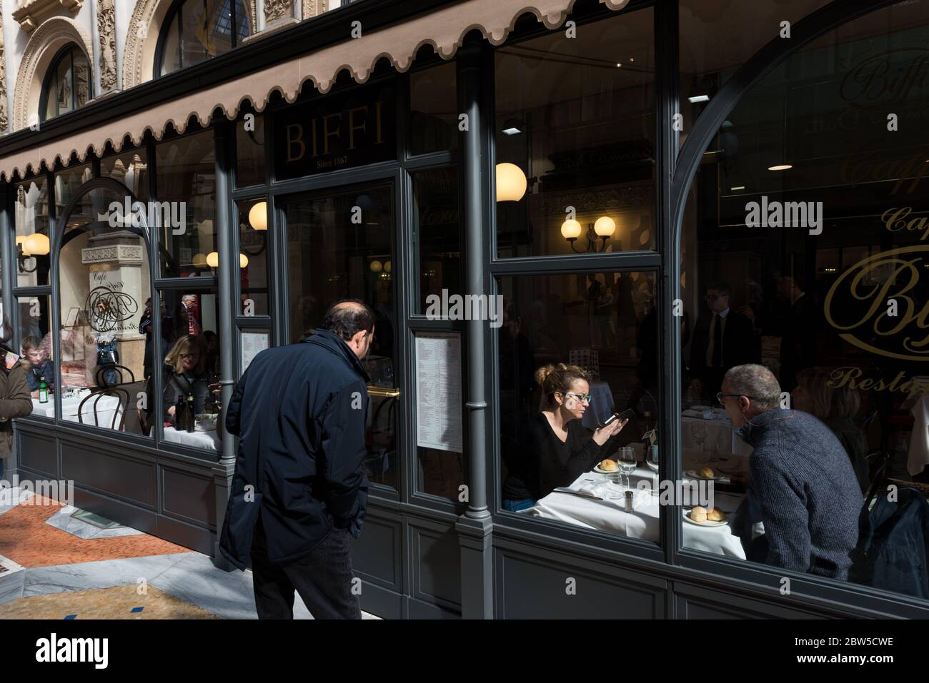 MILANO, ITALIA - 16 MARZO 2018: Immagine orizzontale del ristorante all'interno della Galleria Vittorio Emanuele II, un antico centro commerciale di Milano Foto Stock