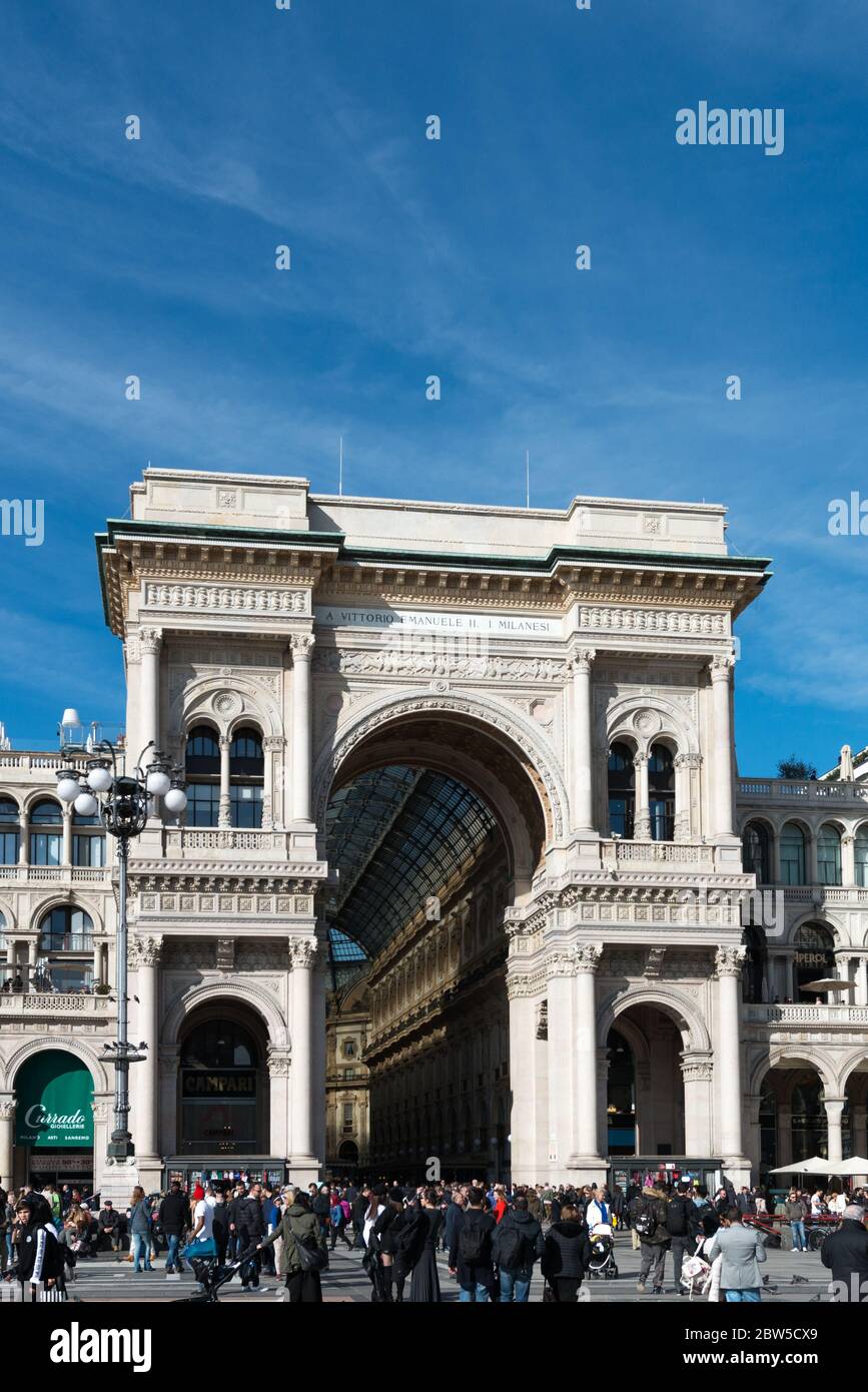 MILANO, ITALIA - 16 MARZO 2018: Immagine verticale dell'esterno della Galleria Vittorio Emanuele II, una visita turistica di Milano Foto Stock