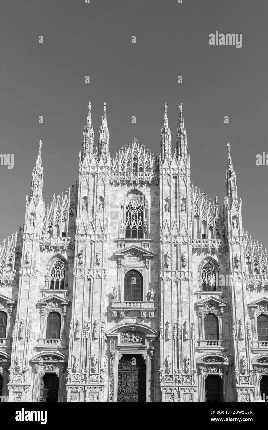 Immagine in bianco e nero della facciata del Duomo di Milano, importante cattedrale cattolica di Milano. Foto Stock