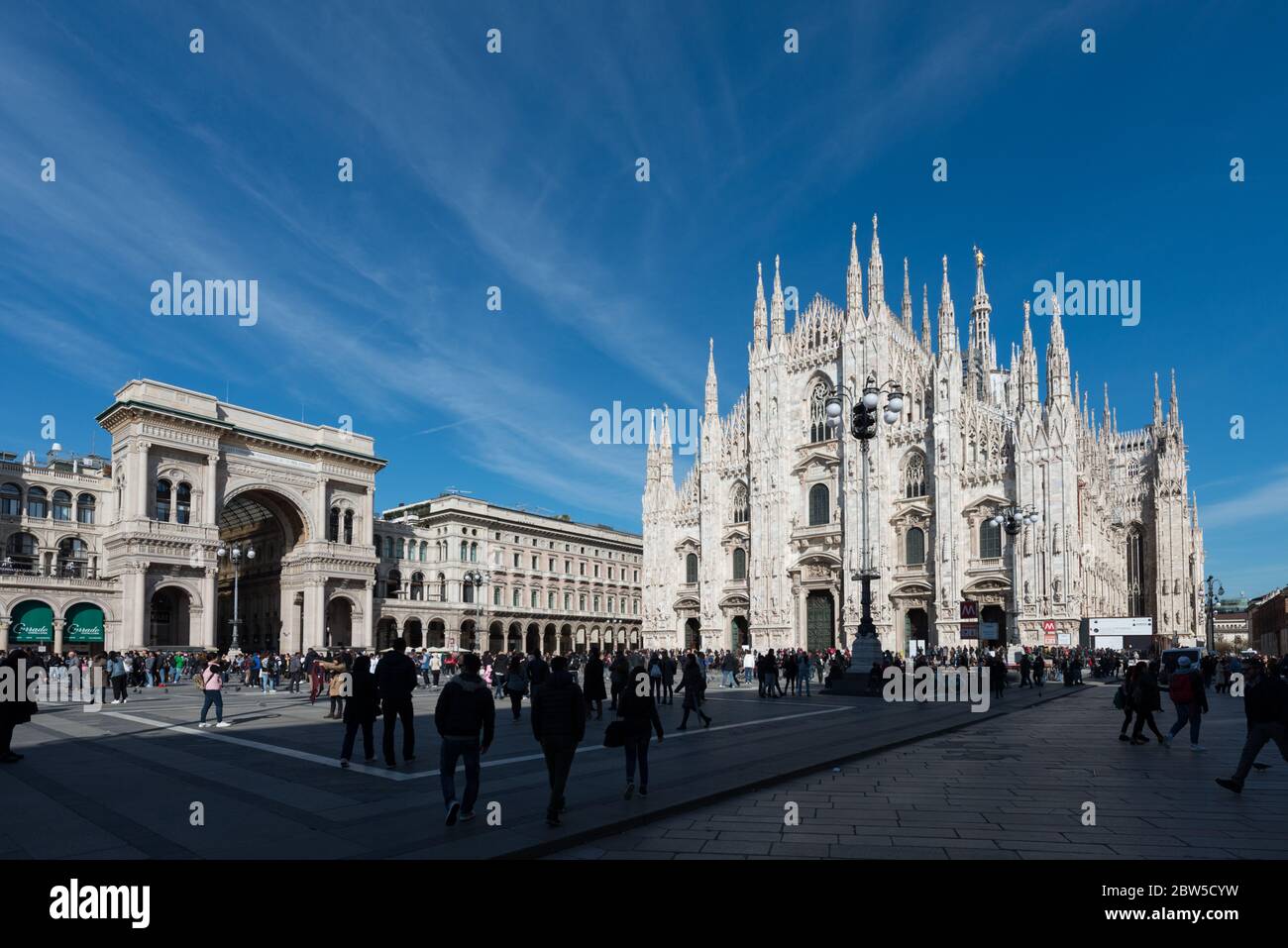 MILANO, ITALIA - 16 MARZO 2018: Foto grandangolare del Duomo di Milano e della Galleria Vittorio Emanuele II durante la giornata del cielo blu a Milano. Foto Stock