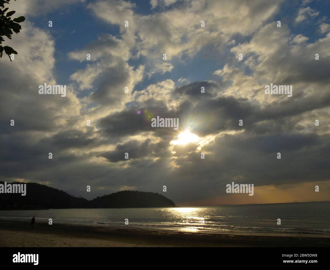 Bellissimo tramonto sull'isola di Ko Chang Sarong in Thailandia Foto Stock