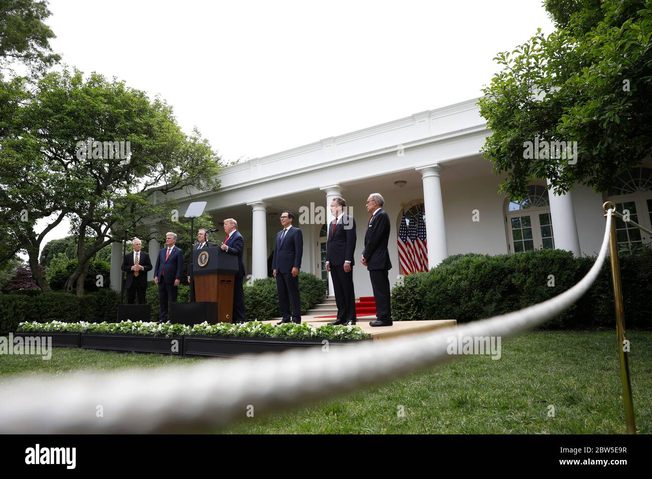 Il presidente degli Stati Uniti Donald J. Trump con i membri della sua amministrazione ha espresso osservazioni sulla Cina nel Rose Garden alla Casa Bianca a Washington, DC il 29 maggio 2020. Nella foto da sinistra a destra: Peter Navarro, direttore del Commercio e della Politica industriale e direttore del Consiglio Nazionale del Commercio della Casa Bianca; Robert C. o'Brien, consulente per la sicurezza nazionale degli Stati Uniti; Mike Pompeo, segretario di Stato degli Stati Uniti; il presidente; Steven T. Mnuchin, segretario del Tesoro degli Stati Uniti; Ambasciatore Robert Lighthizer, rappresentante commerciale degli Stati Uniti, e direttore del Consiglio economico nazionale Larry Kudlow.Credit: Yuri Grippas/Poo Foto Stock