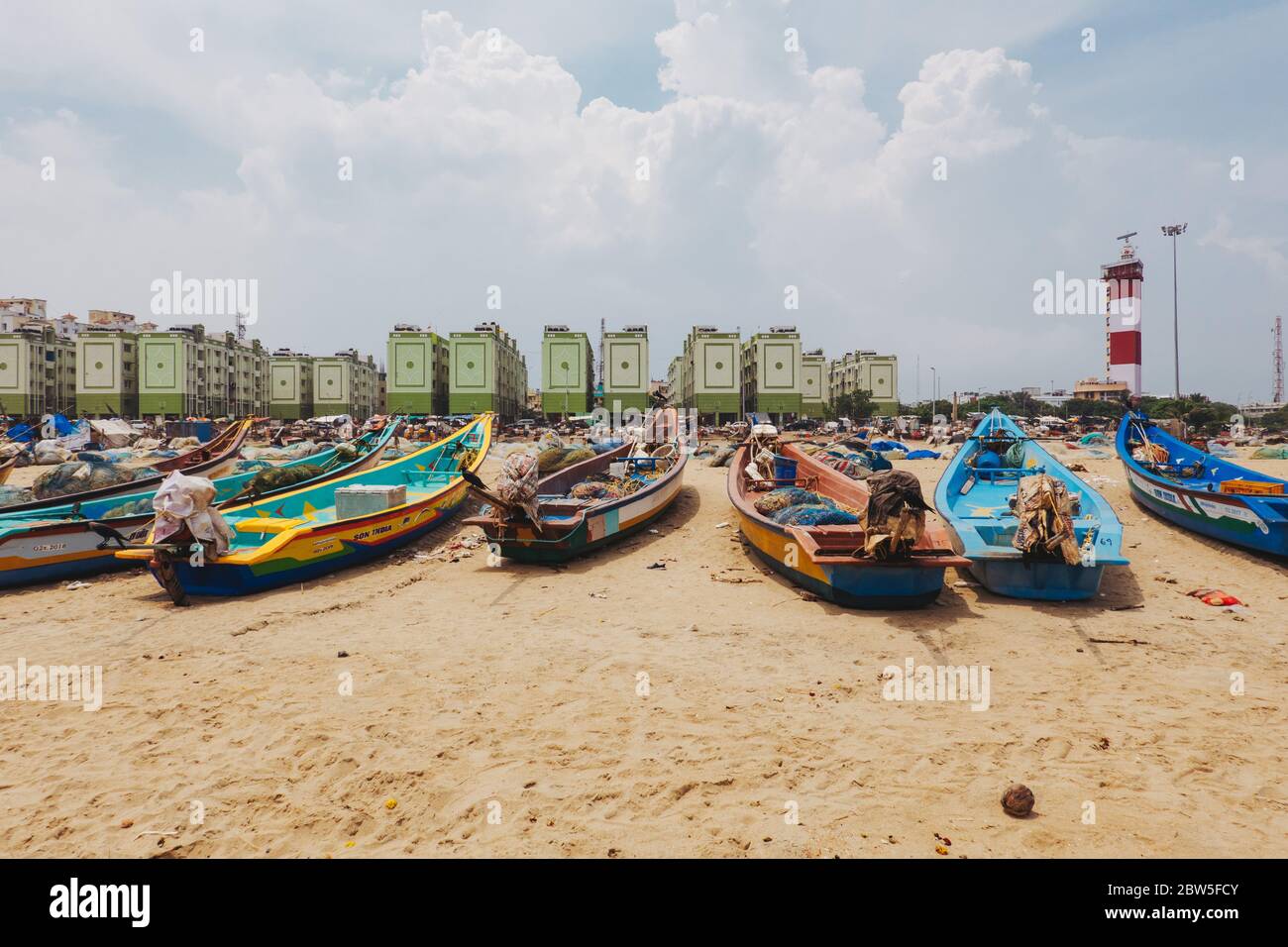 Centinaia di barche da pesca e reti parcheggiate sulla riva di Marina Beach a Chennai, India Foto Stock
