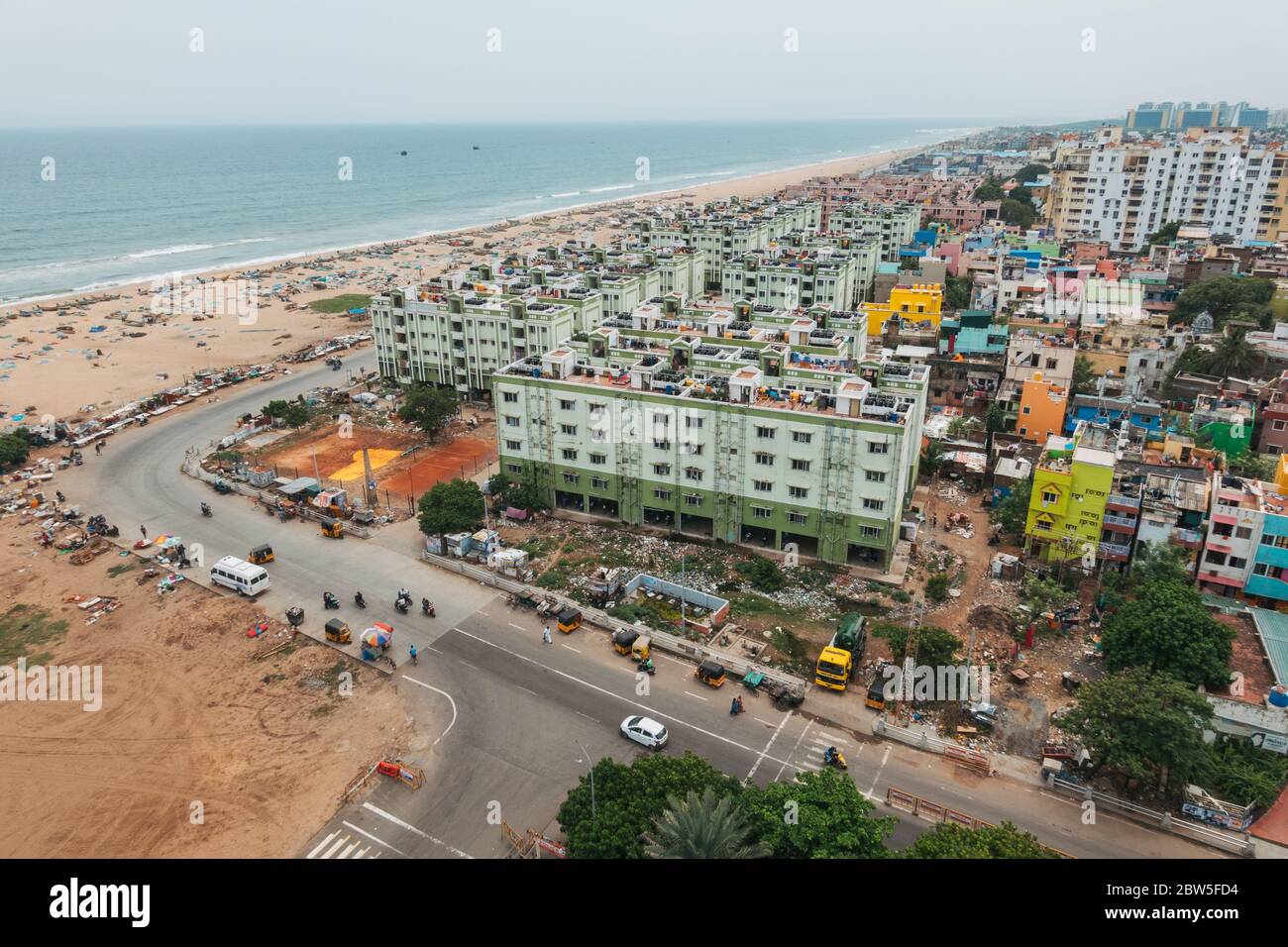Blocchi di appartamenti colorati a Marina Beach, Chennai, India Foto Stock