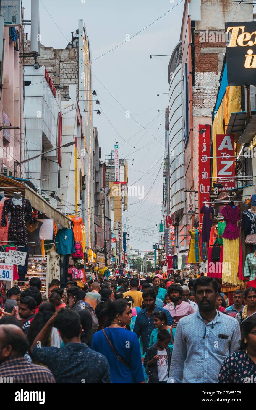 Negozi, bancarelle e acquirenti in Ranganathan Street, una delle strade più affollate del mondo, a Chennai, India Foto Stock