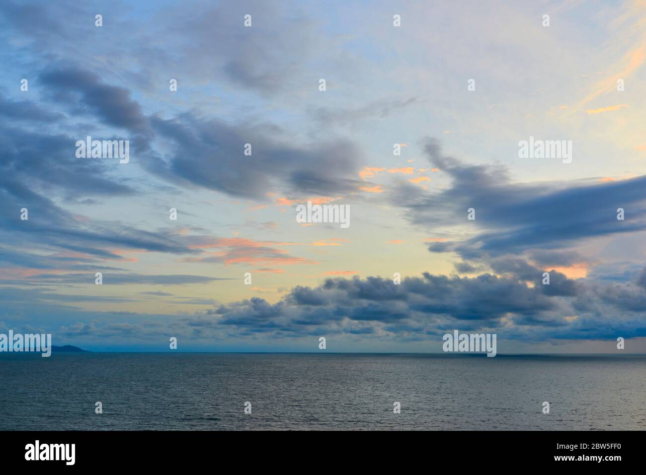 cielo nuvoloso al tramonto con orizzonte basso per la sostituzione del cielo Foto Stock