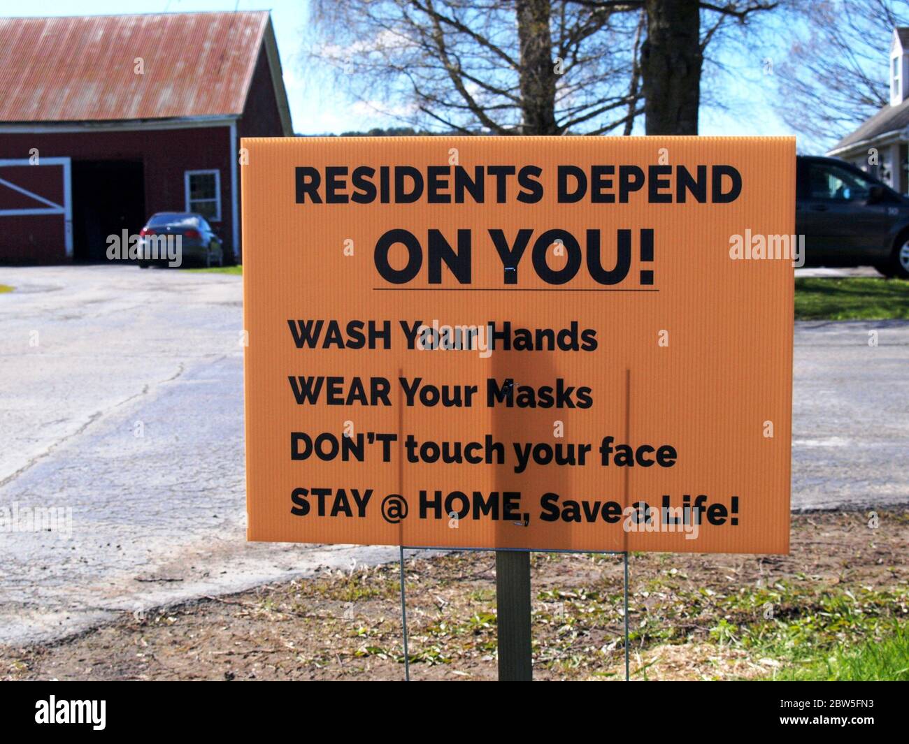 Un segno ad una casa di cura durante l'epidemia di Covid-19 dice che i residenti dipendono da voi Lavare le mani indossare le maschere non toccare il viso e rimanere a casa Foto Stock