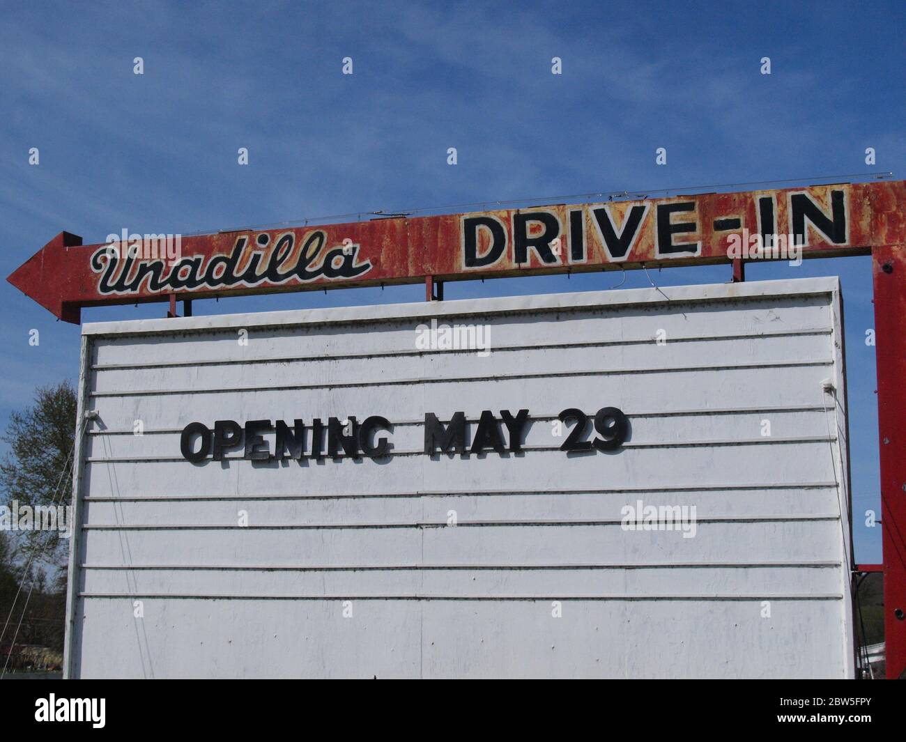 Unadilla, NY / USA - 20 maggio 2020: Un drive-in di cinema a New York dice di aprire il 29 maggio, in quanto è consentito riaprire dopo la chiusura a causa di Covid Foto Stock