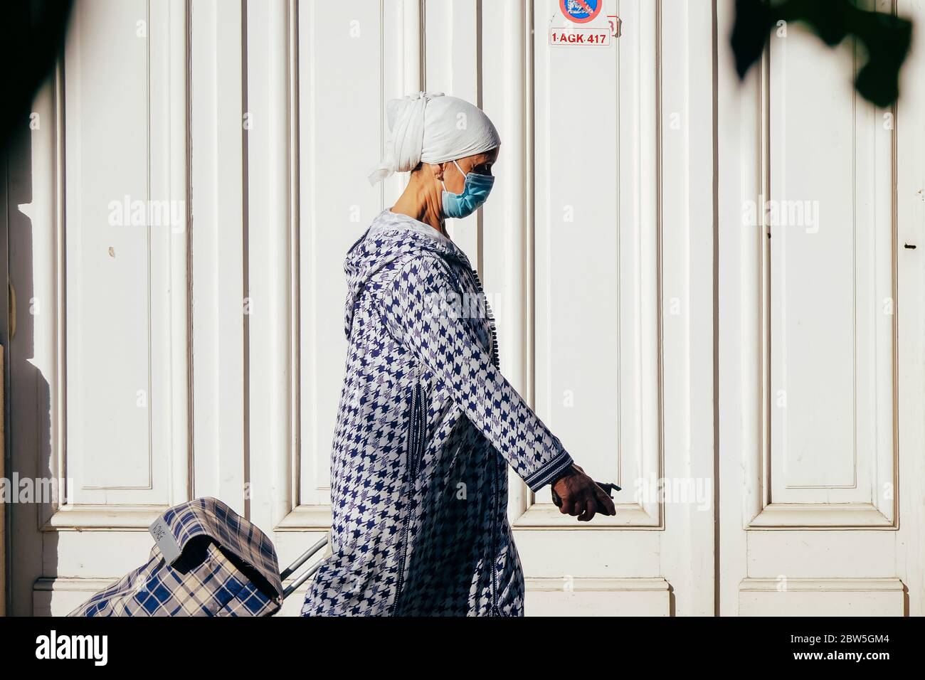 Bruxelles, Belgio. 29 maggio 2020. Una donna che indossa una maschera facciale cammina su una strada a Bruxelles, Belgio, il 29 maggio 2020. Il Belgio sta assistendo a una tendenza al ribasso della COVID-19, in quanto 187 pazienti sono attualmente in terapia intensiva, meno di 100 dei quali hanno bisogno di assistenza respiratoria, ha affermato Yves Van Laethem, portavoce interfederale nella lotta contro la COVID-19, qui in un comunicato stampa il venerdì. Credit: Zhang Cheng/Xinhua/Alamy Live News Foto Stock