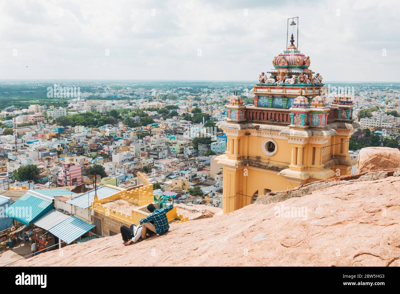 Un uomo indiano prende un selfie vicino al Tempio di Thayumanaswami sulla cima del Forte di Tiruchirappalli Rock Foto Stock