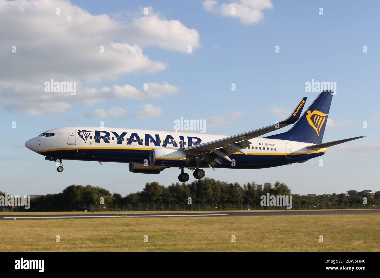 Ryanair Boeing 737 atterra all'aeroporto di Southend Foto Stock